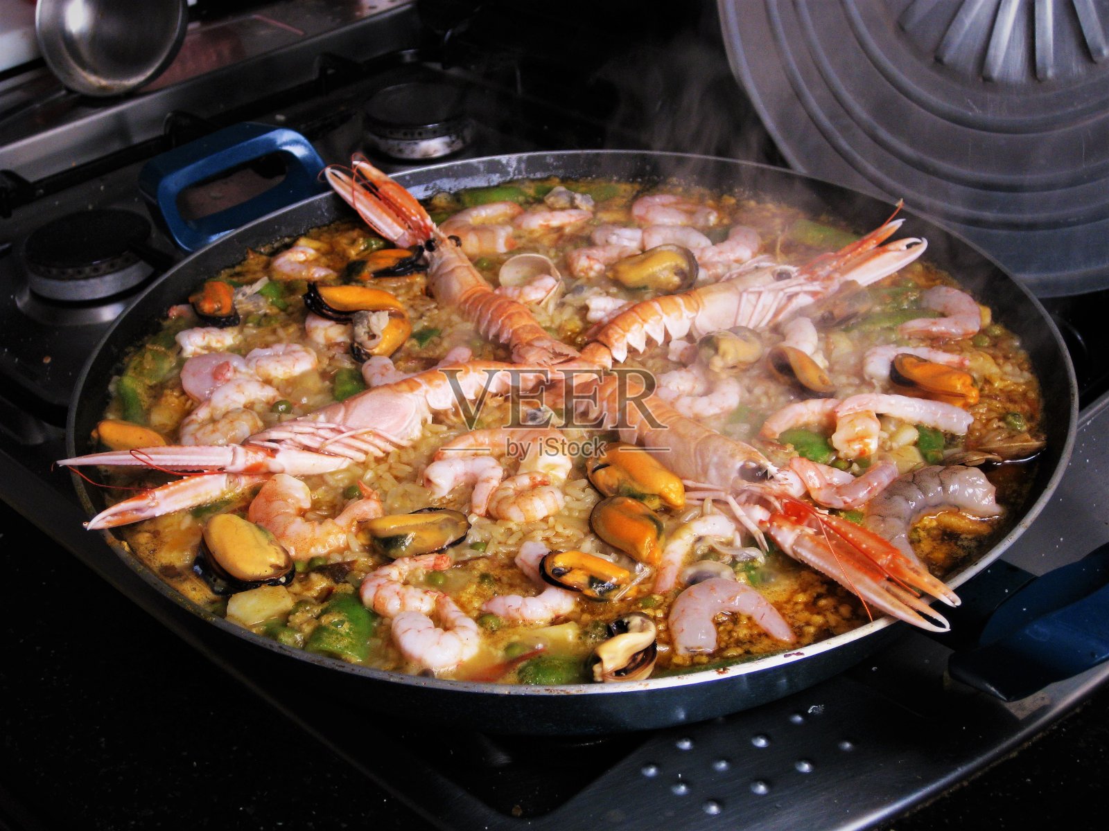 用平底锅煮西班牙菜饭的照片照片摄影图片