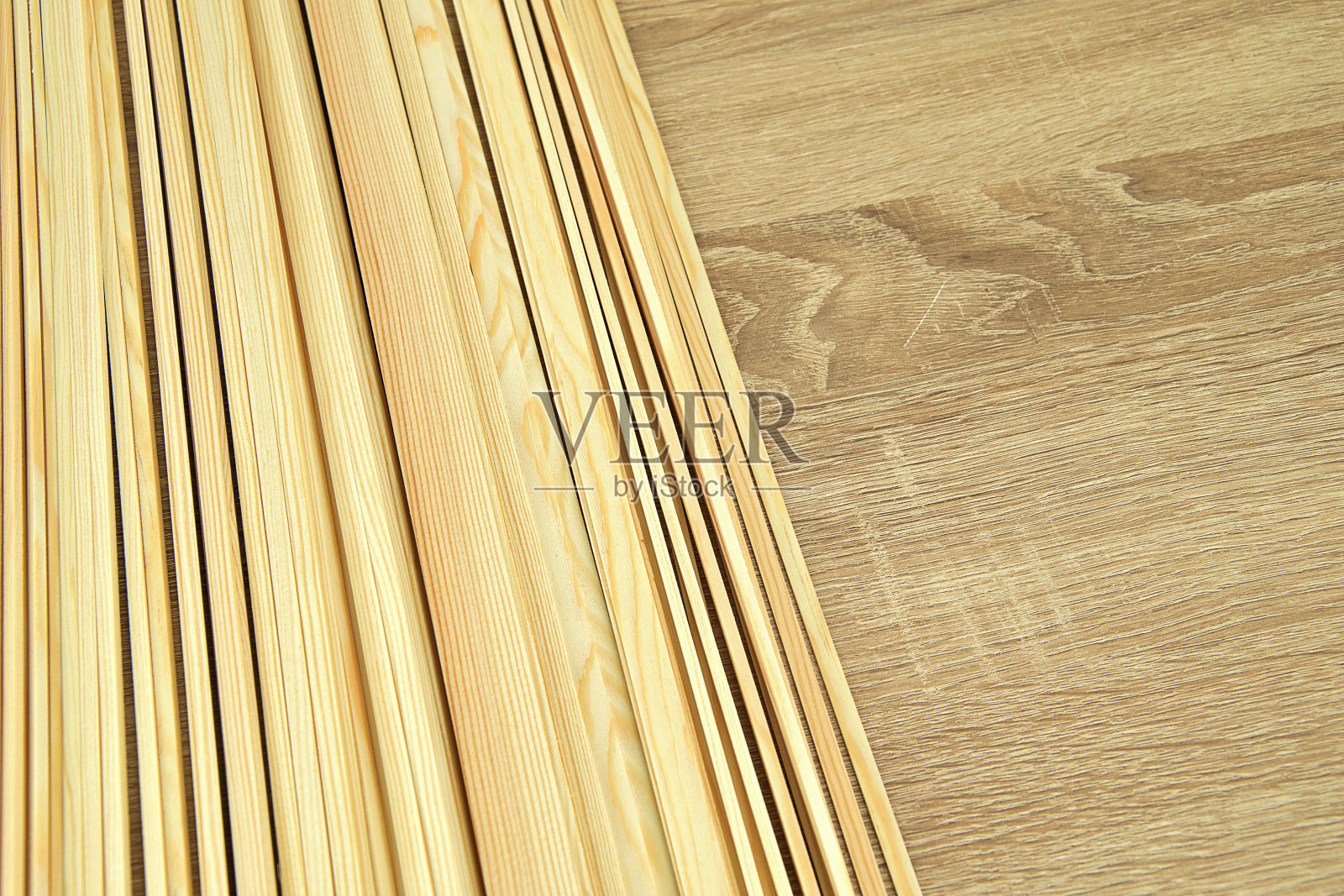 模型师需要木质的云杉梁。不同形状的木梁。构建各种模型对象。照片摄影图片