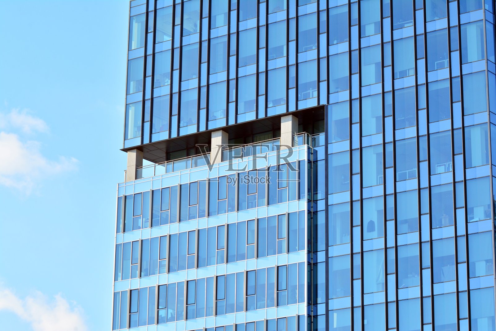 在蓝天的映衬下，商业区的现代摩天大楼照片摄影图片