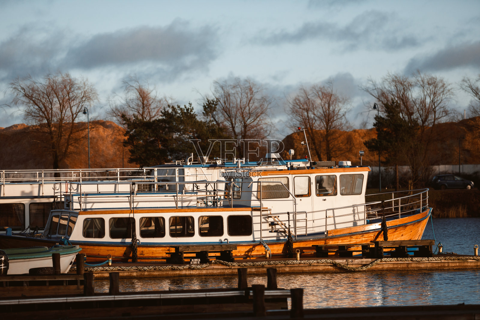 码头上有船。船停泊在港口。夏天阳光灿烂的日子照片摄影图片
