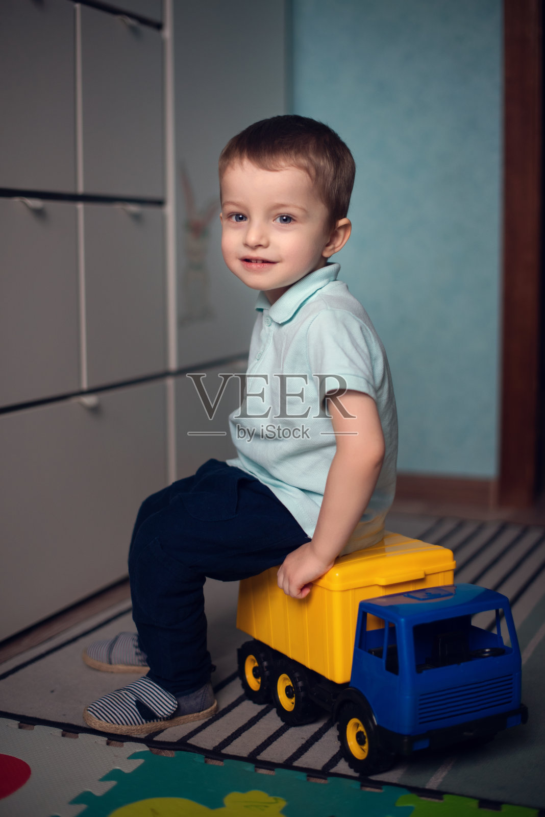 小男孩玩玩具车照片摄影图片