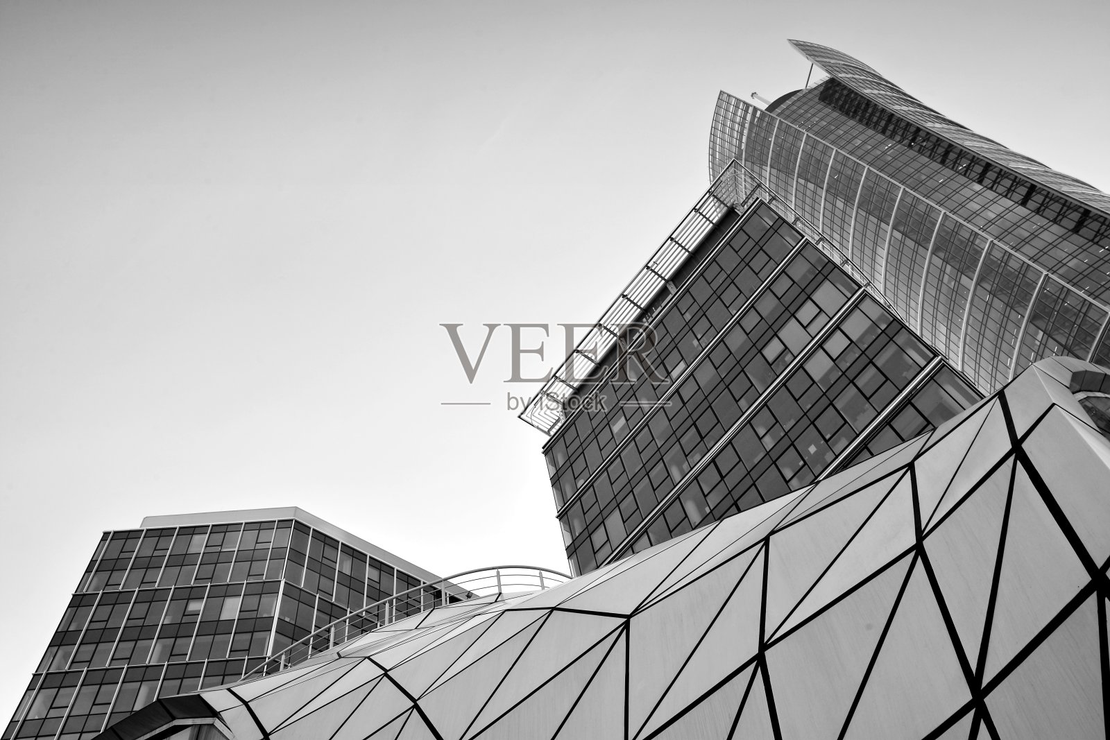 办公大楼的玻璃墙-商业背景。黑色和白色照片摄影图片