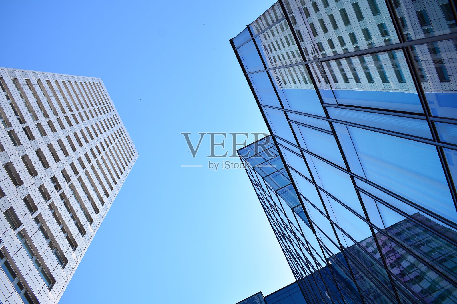 现代摩天大楼的蓝色干净玻璃墙照片摄影图片