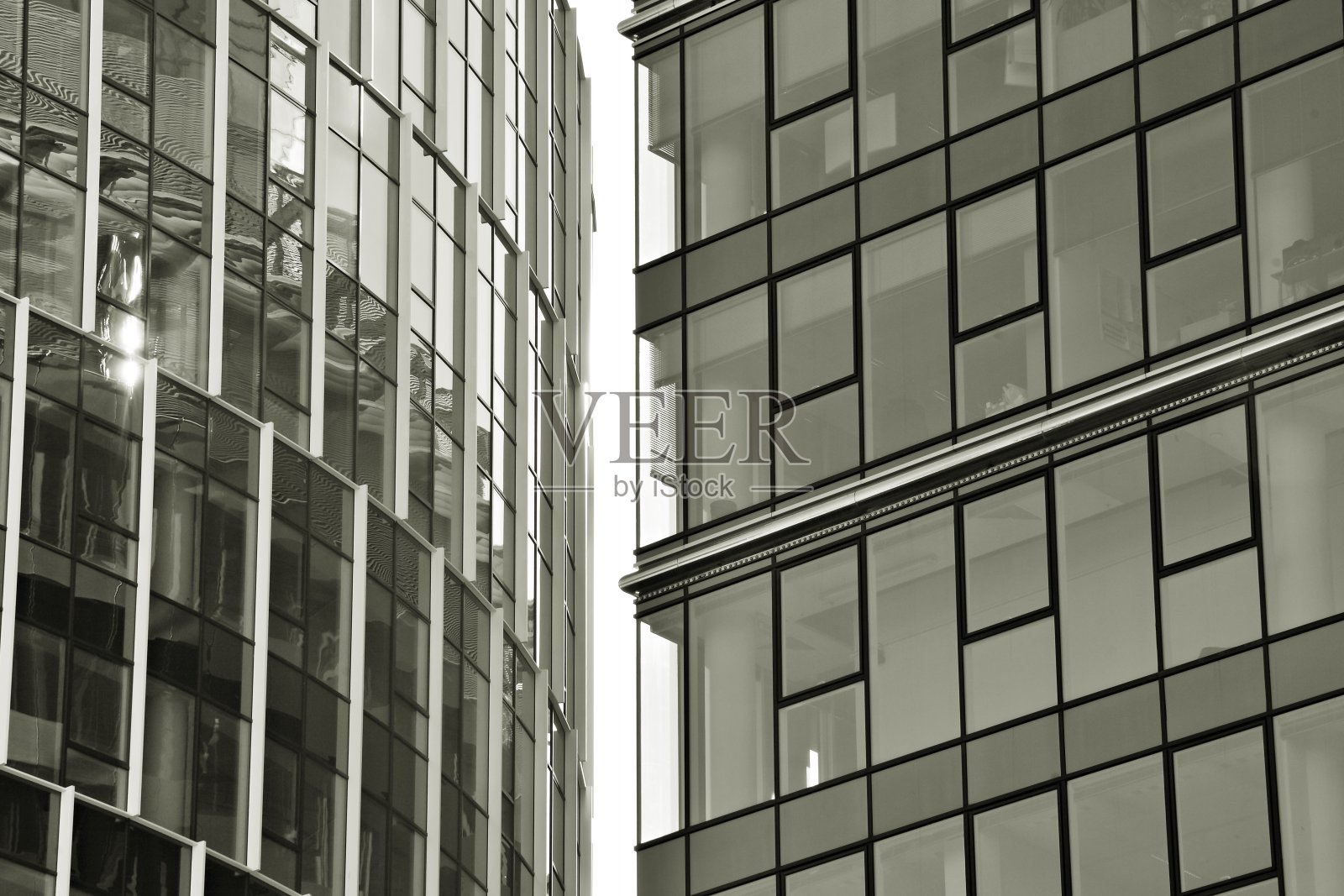 办公大楼的玻璃墙-商业背景。黑色和白色照片摄影图片