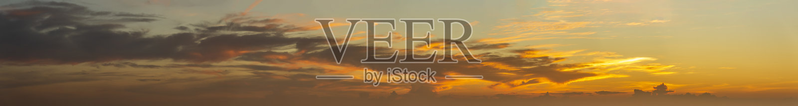 全景图火红的橙色日落天空。美丽的天空照片摄影图片