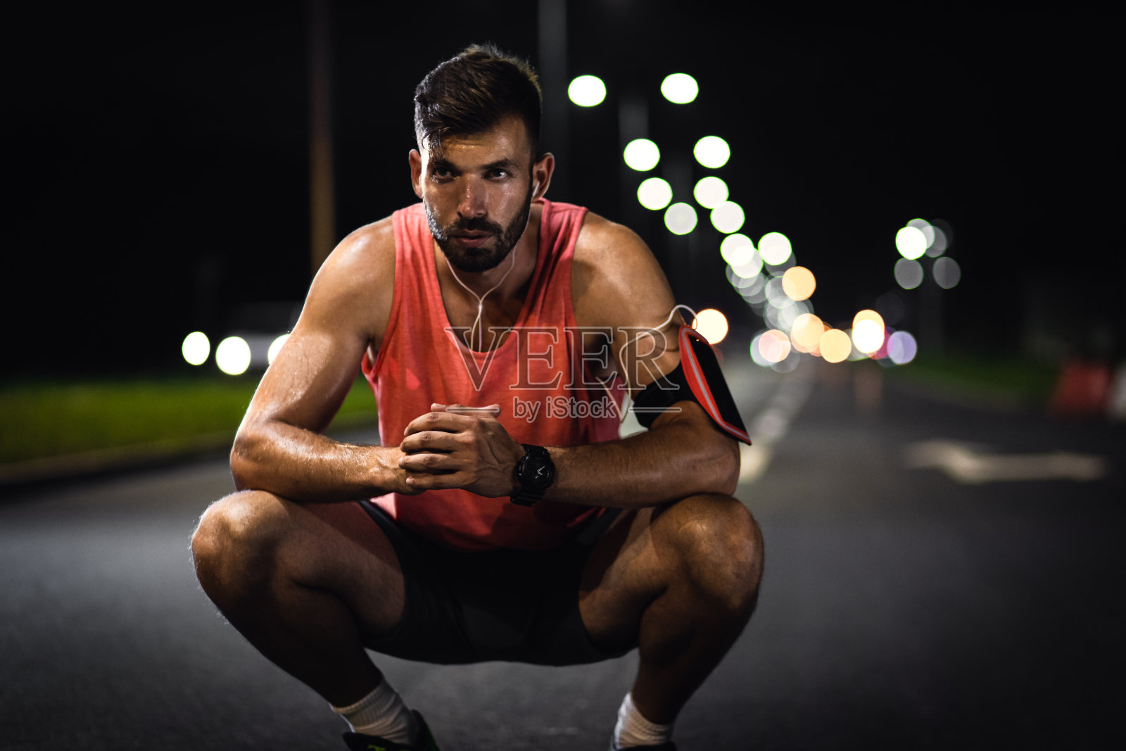 在城市夜间锻炼后休息的男人照片摄影图片