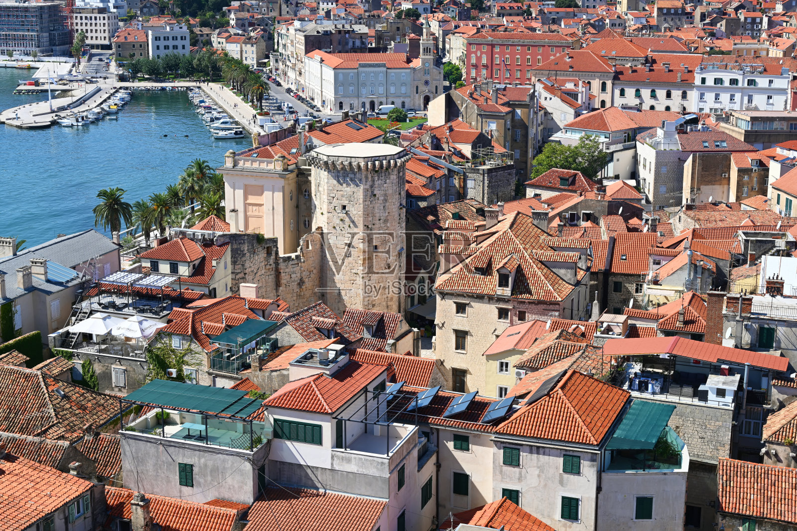 斯普利特的屋顶，海港和欧洲克罗地亚老城的空中天际线照片摄影图片