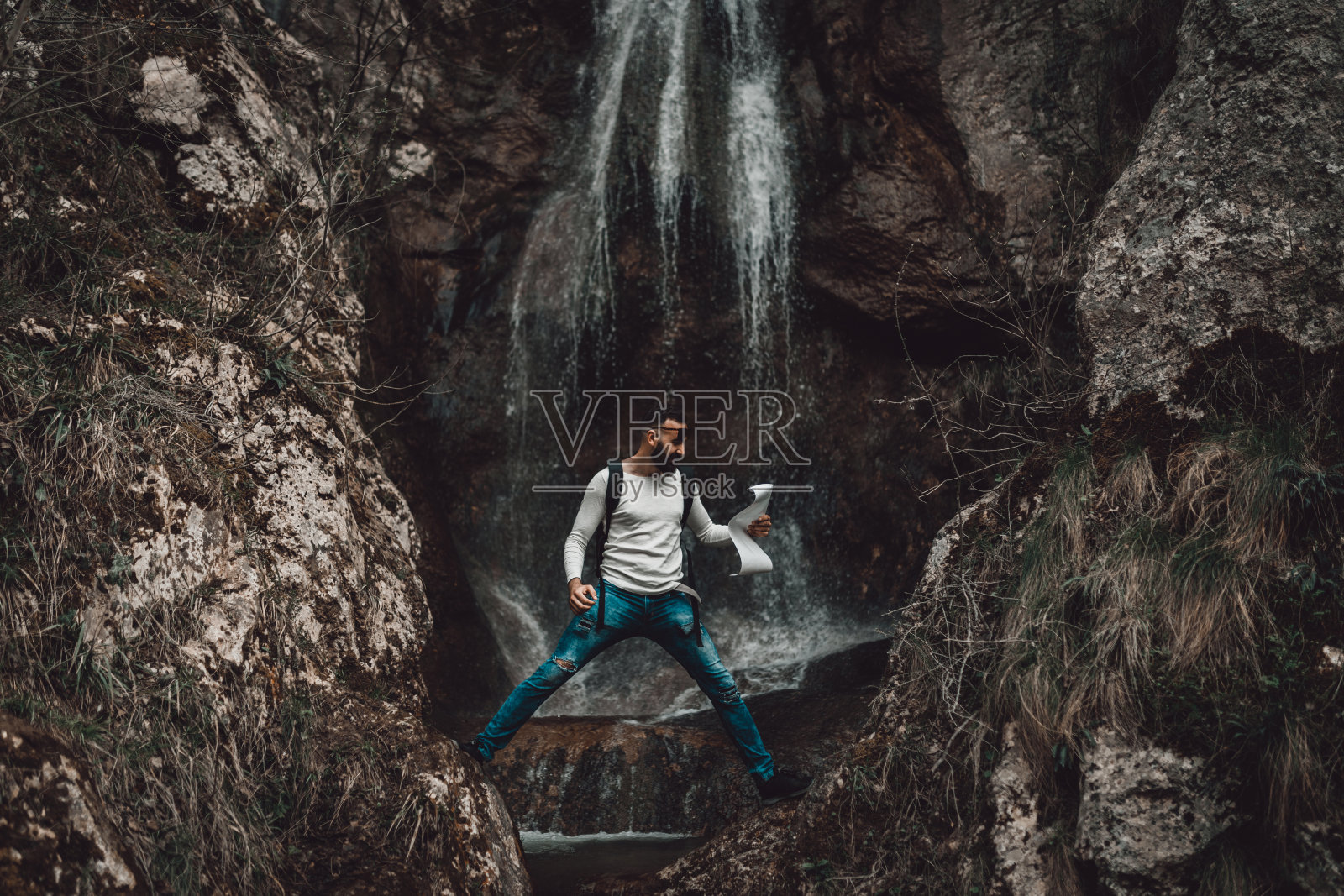 人类探索大自然中美丽的瀑布照片摄影图片