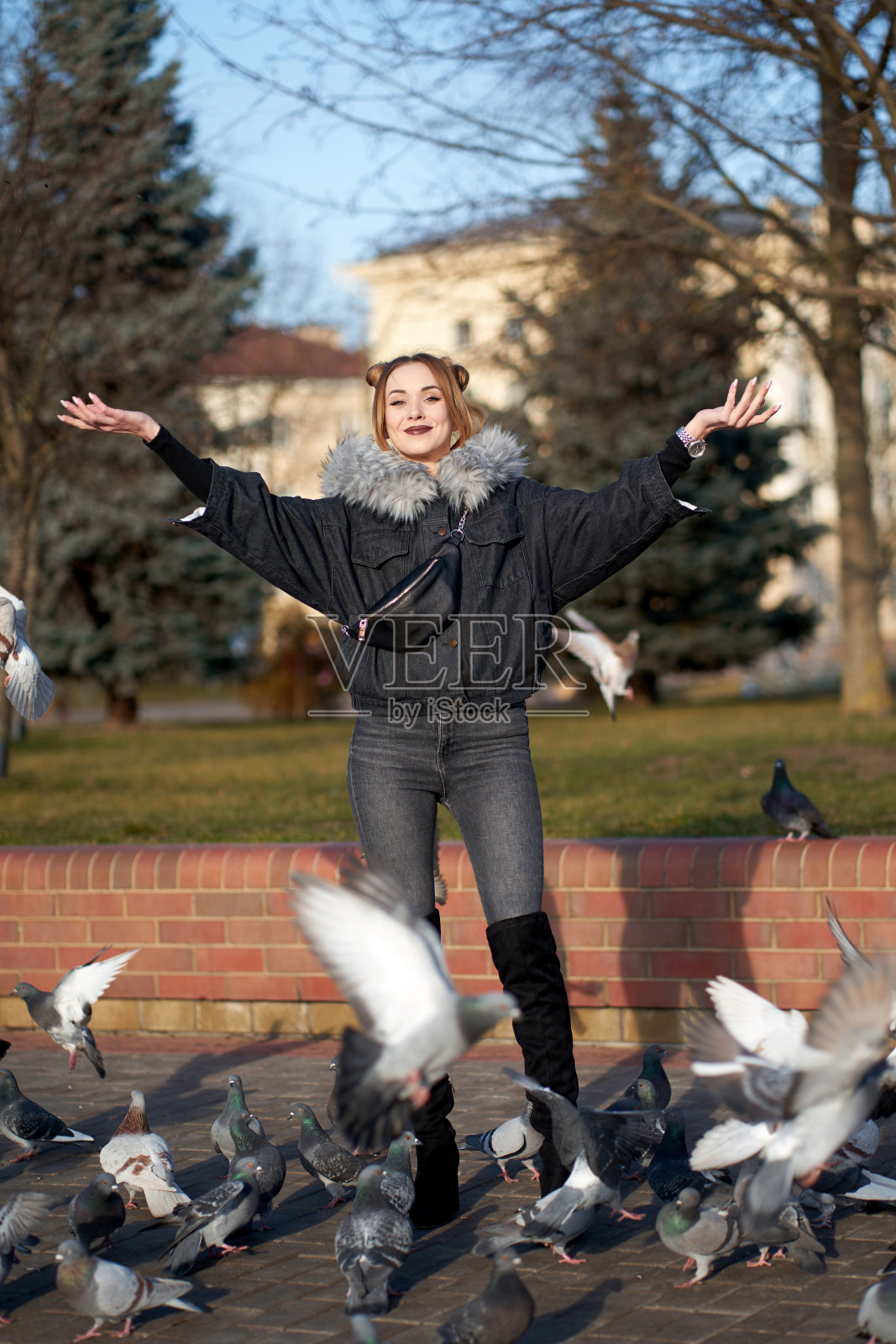时尚少女与鸽子合影，全黑造型。照片摄影图片