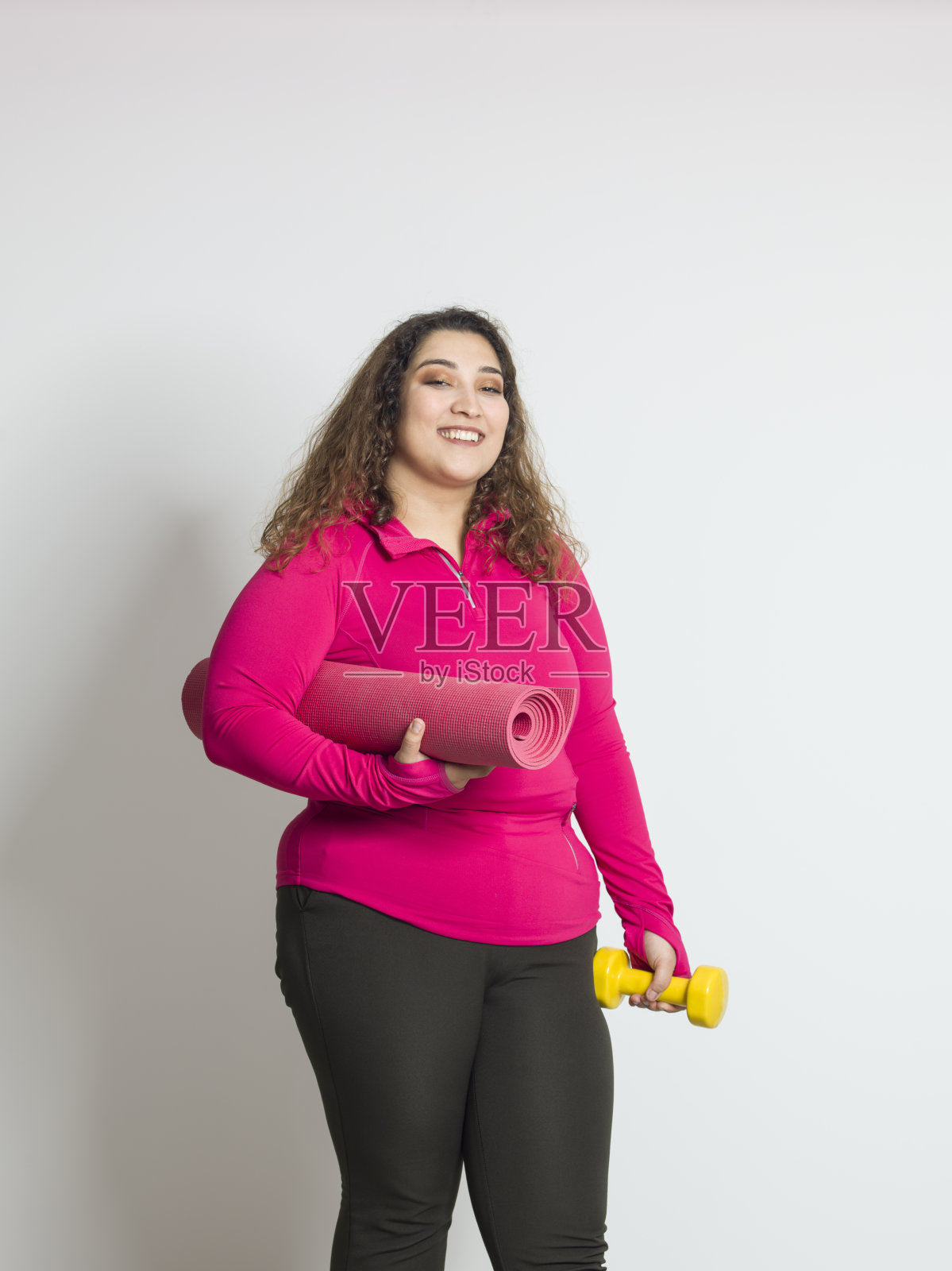 超重的年轻女性在家锻炼照片摄影图片