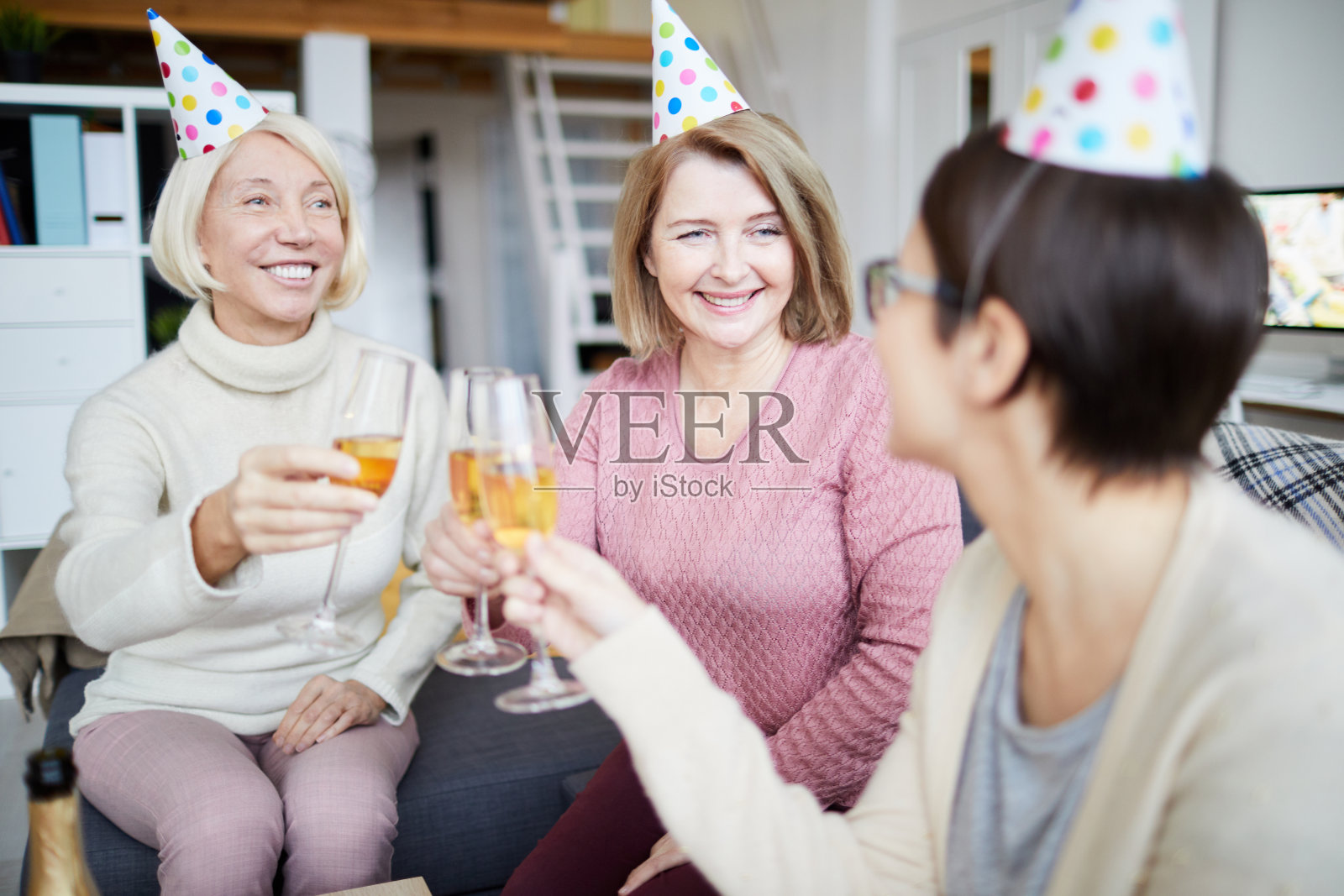 三名女子庆祝生日照片摄影图片