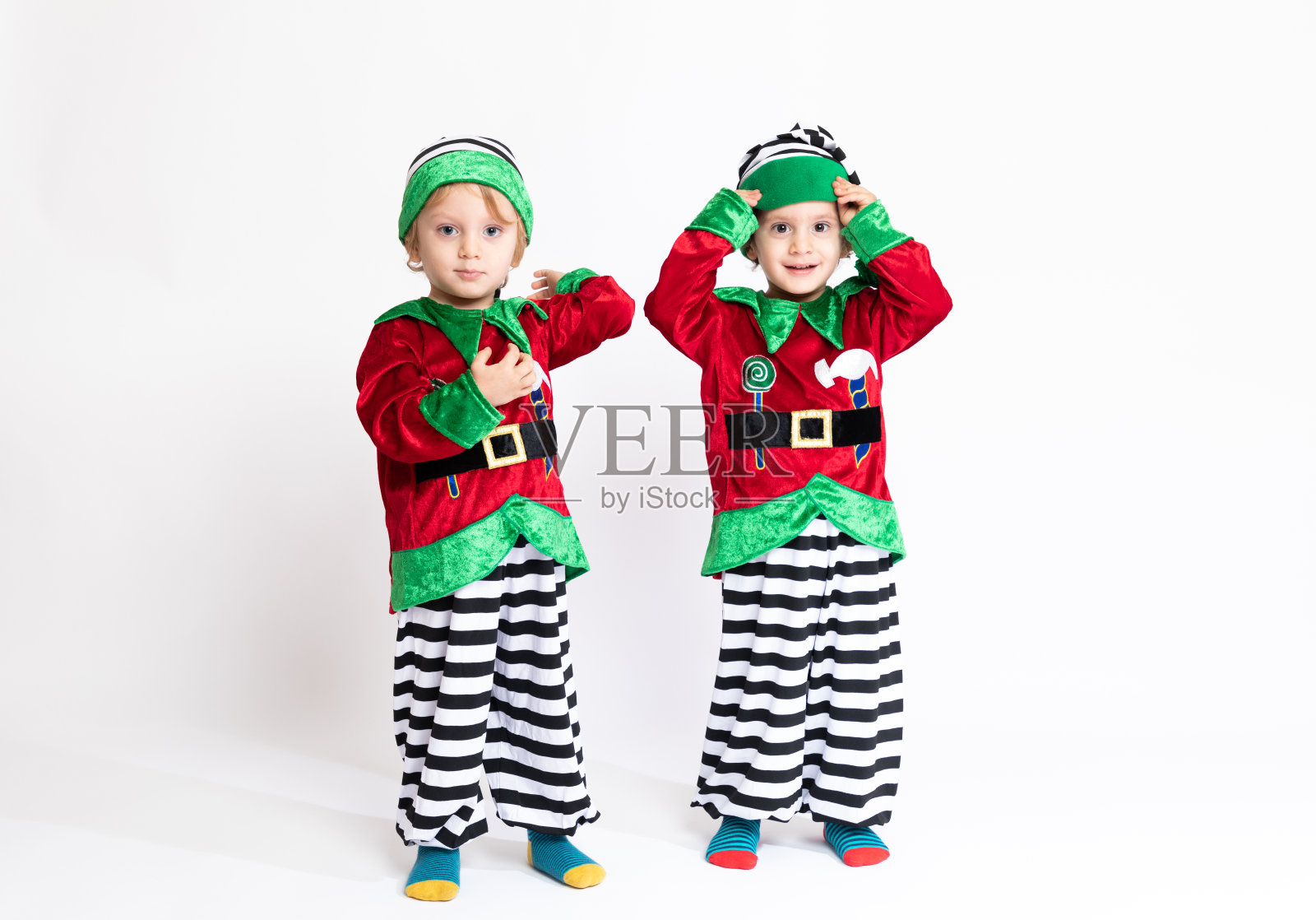 快乐的小男孩站在白色的背景下照片摄影图片