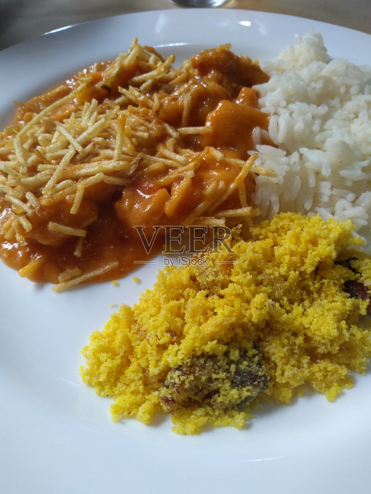 巴西中西部的典型菜肴，罗非鱼酱饭和法罗法照片摄影图片