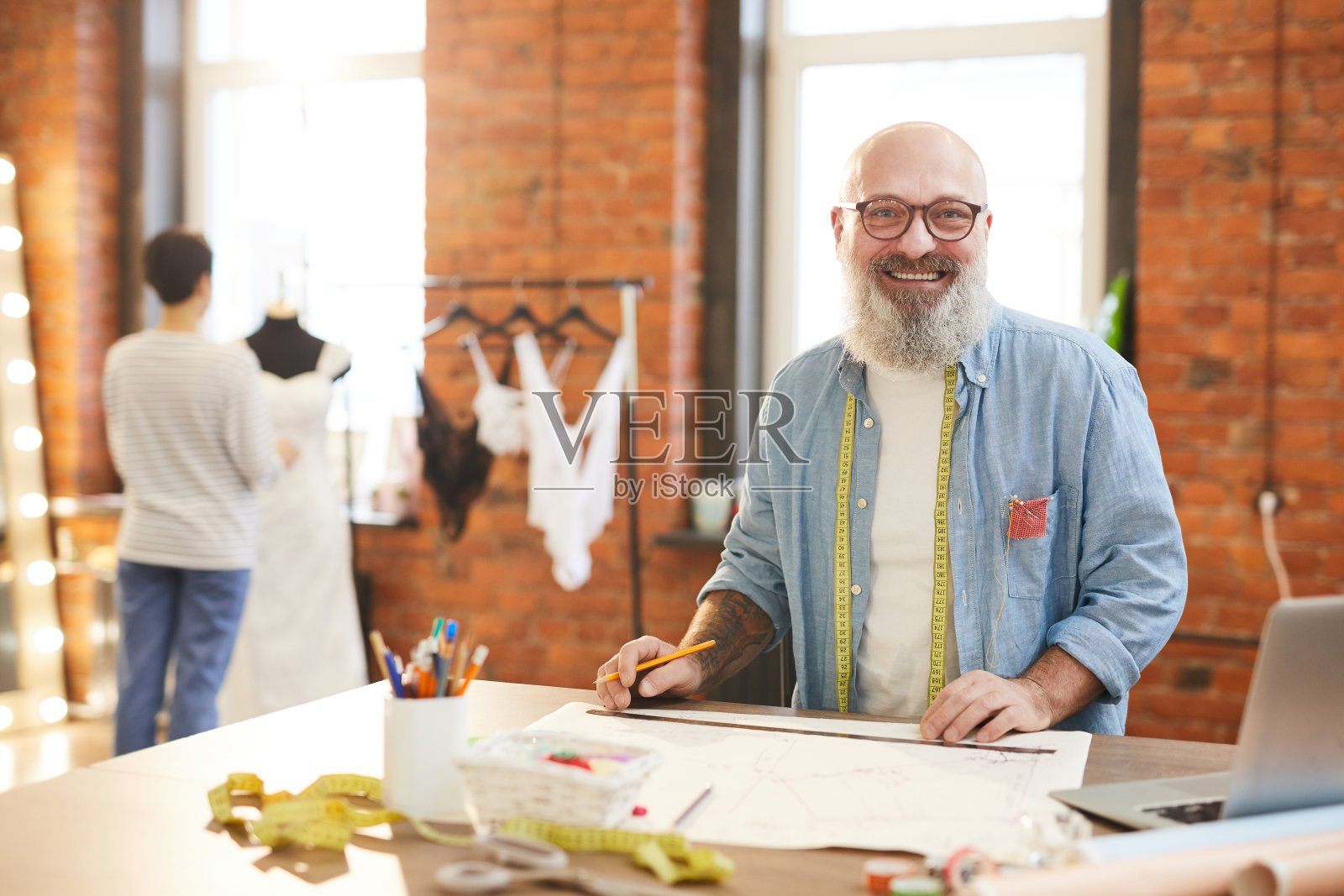开心的裁缝照片摄影图片