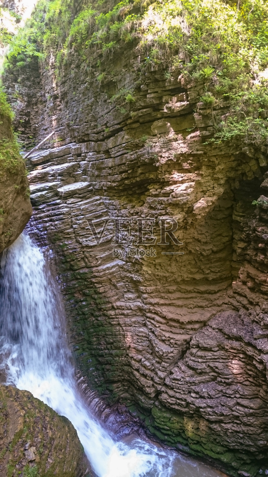 美丽的神奇瀑布在乔治亚州的山上照片摄影图片