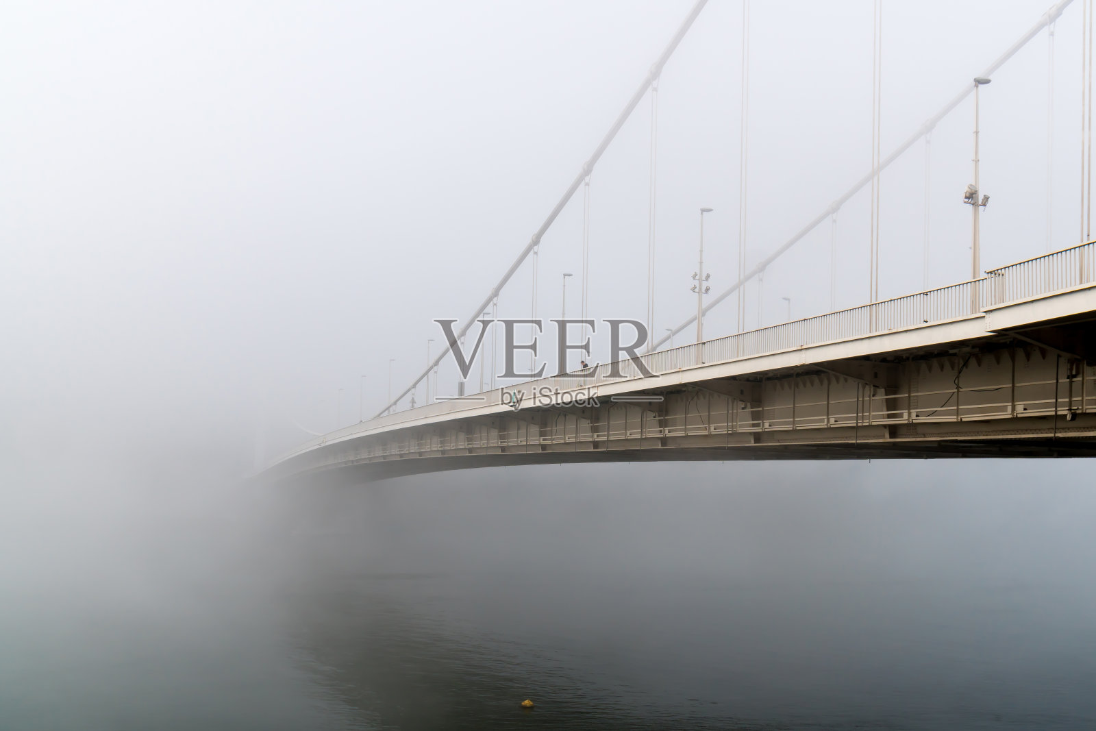 布达佩斯的伊丽莎白桥，在一个雾蒙蒙的早晨，连接布达和佩斯横跨多瑙河照片摄影图片