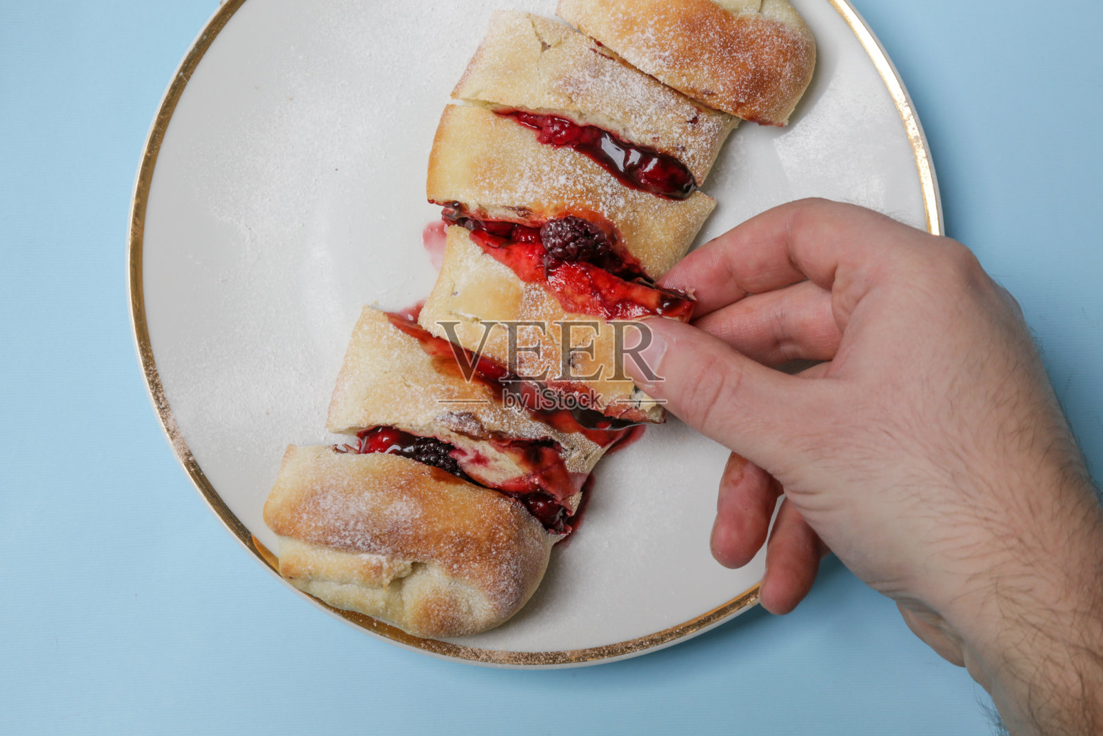 混合莓甜卷，盛满冰冻的覆盆子、蓝莓和草莓照片摄影图片