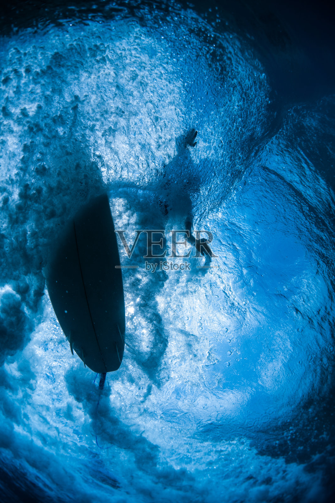 冲浪者乘浪的水下视角照片摄影图片