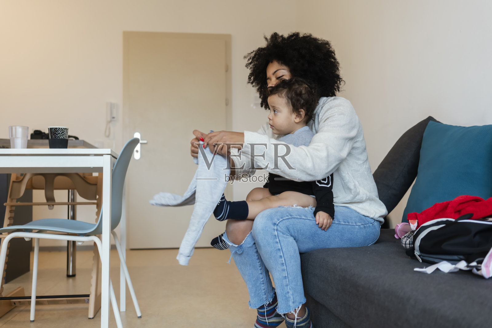 妈妈和孩子在家里照片摄影图片