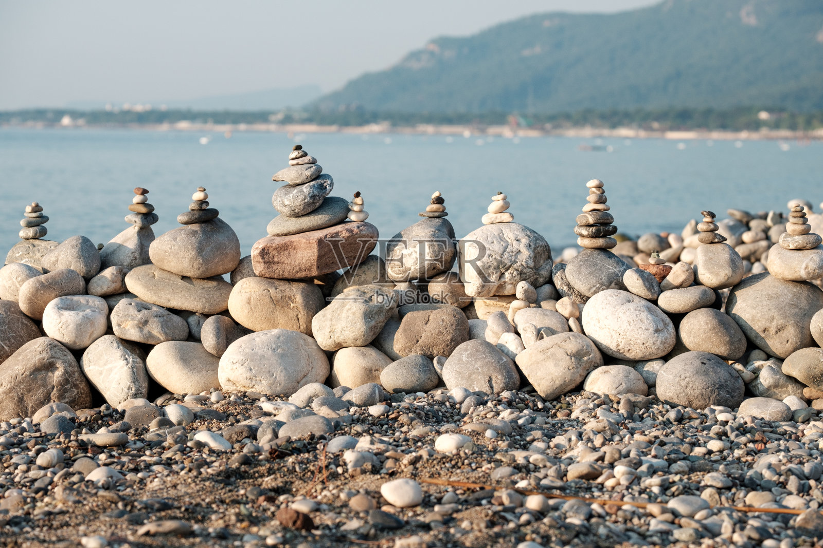 在海滩上一堆一堆的石头是卵石海滩的优势照片摄影图片