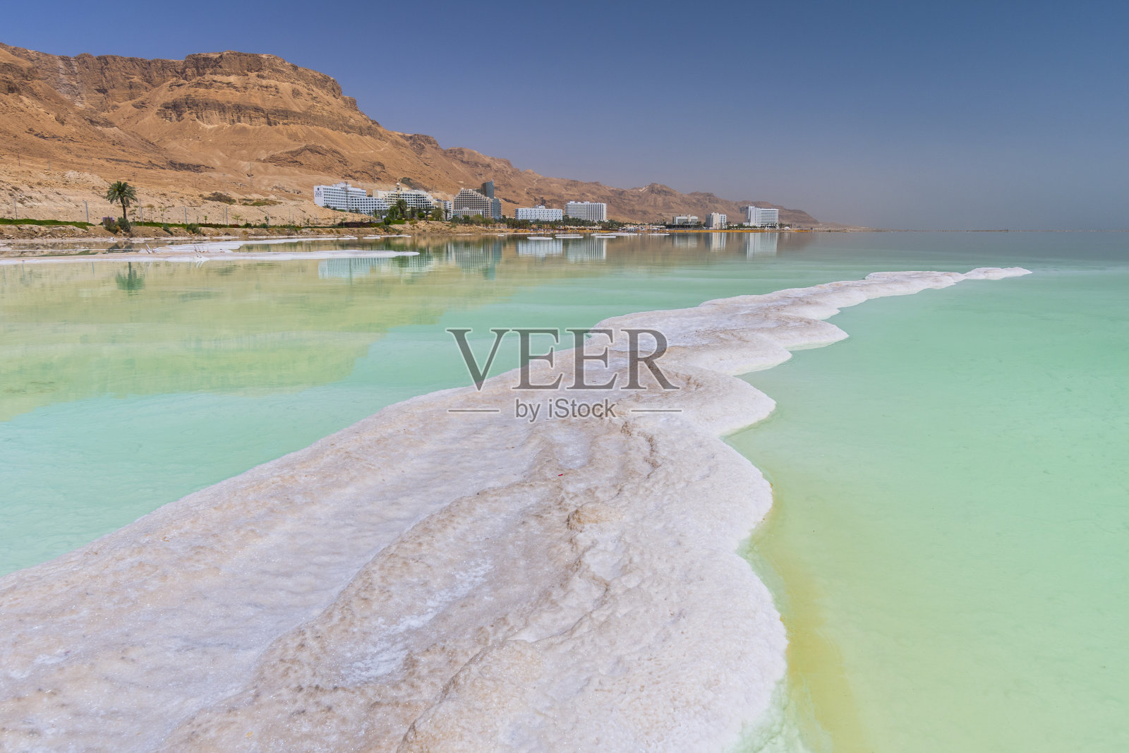 以色列Ein Bokek的死海海岸线，白色盐滩和山脉照片摄影图片