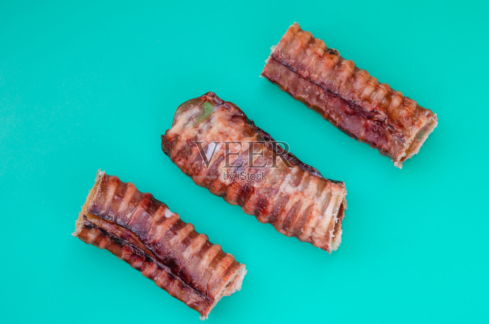 三根干牛肉气管。照片摄影图片