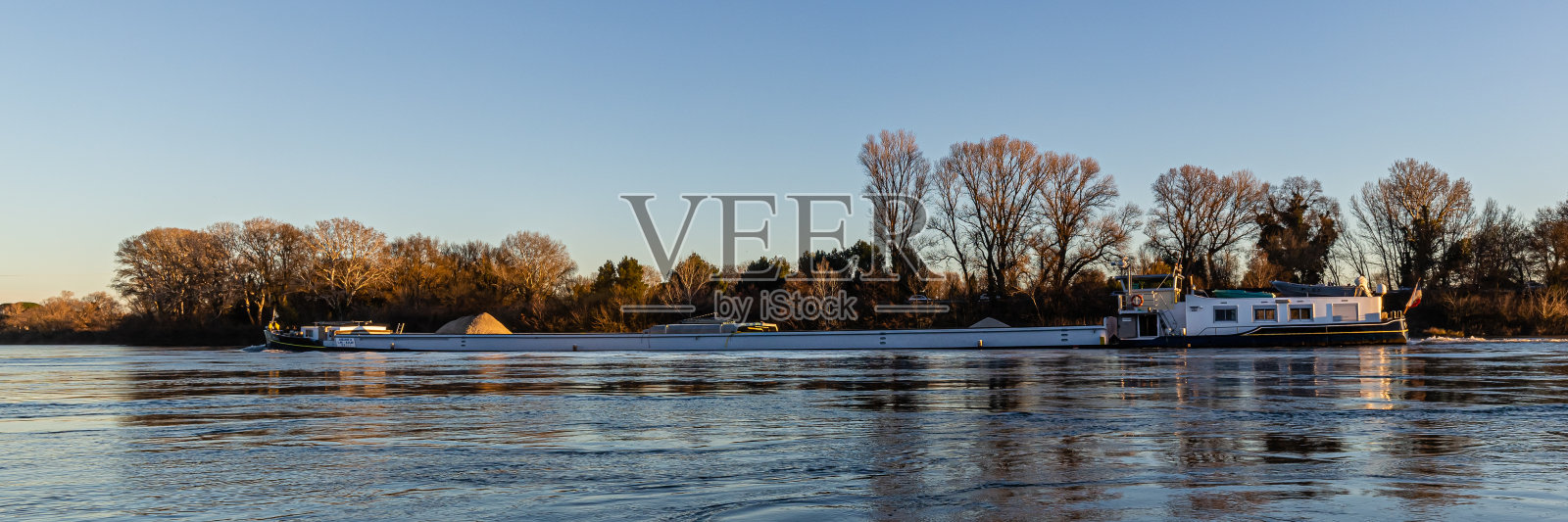 在阿维尼翁的巴塞尔拉斯岛罗纳河上的驳船上照片摄影图片