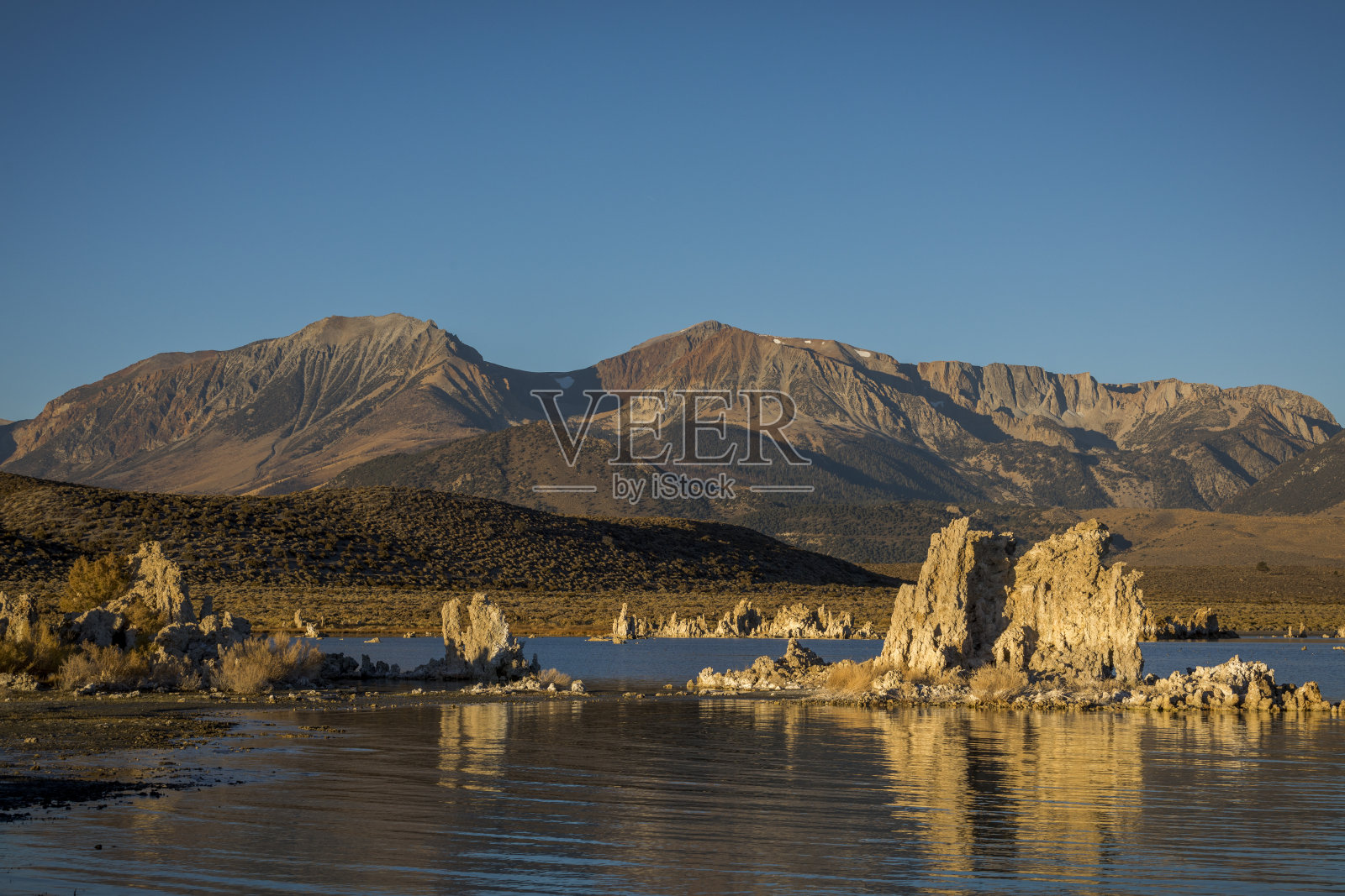 莫诺湖凝灰岩国家保护区。照片摄影图片