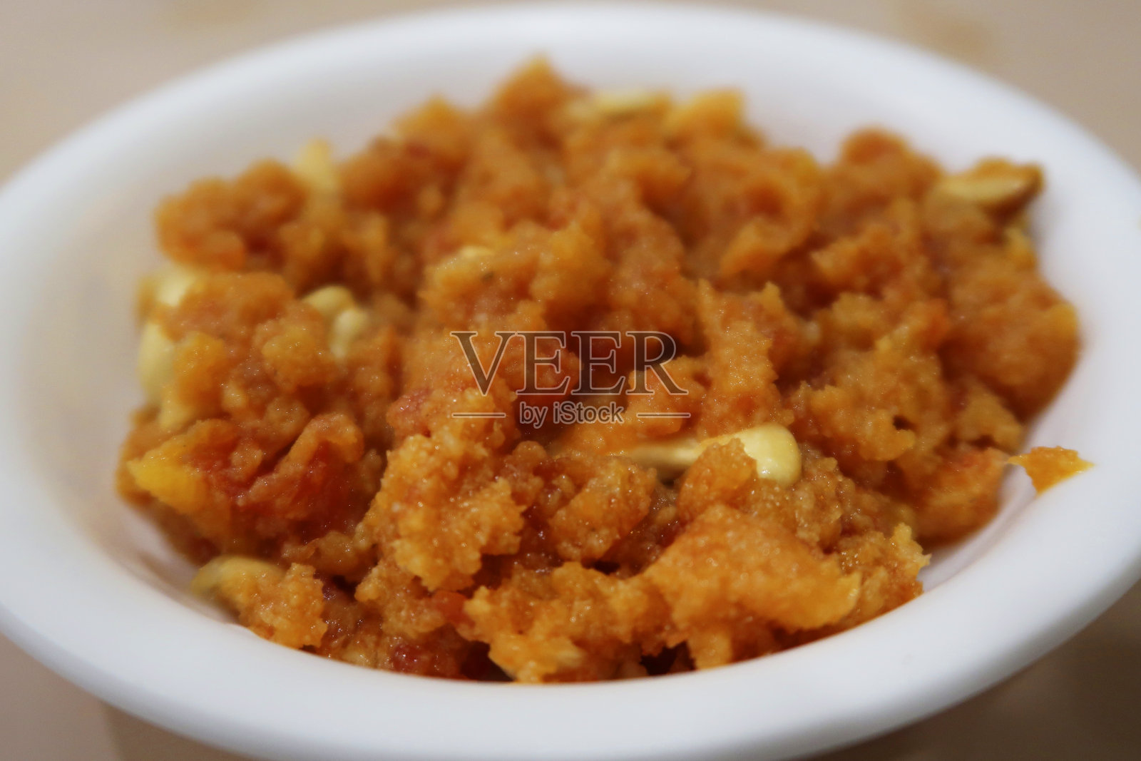 甜的印度甜点布丁，一碗加糖的碎胡萝卜和杏仁照片摄影图片