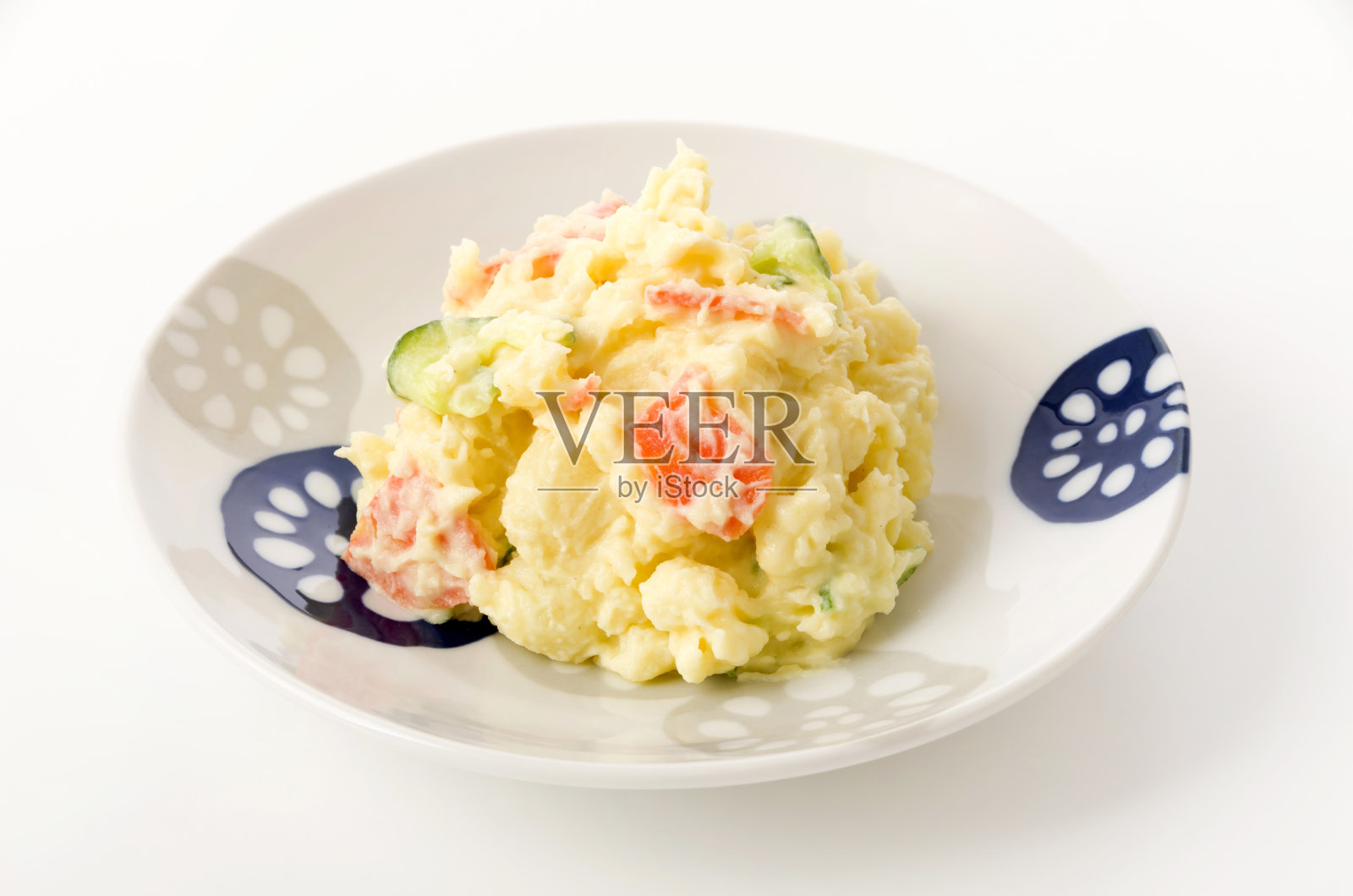 白底白盘土豆沙拉照片摄影图片