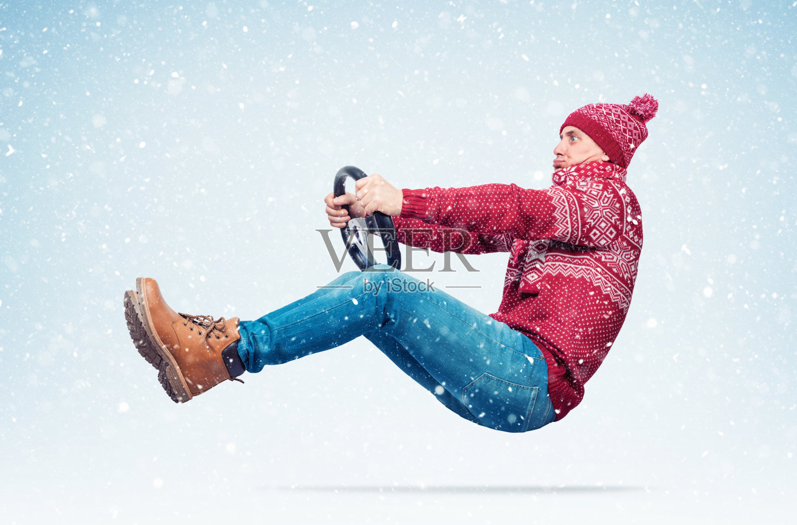 在雪地里开车的滑稽男人照片摄影图片