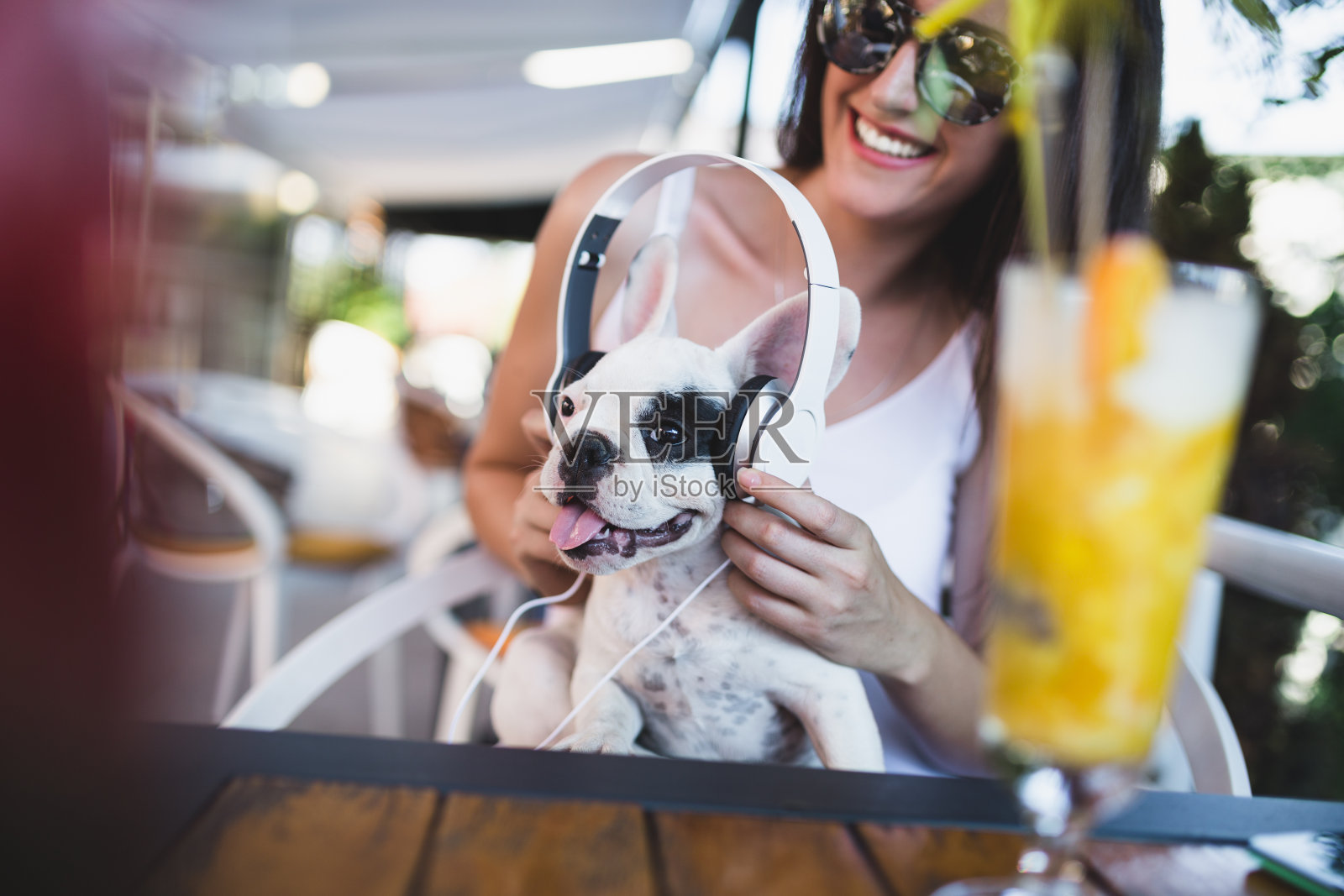 带着狗在咖啡馆的女人照片摄影图片
