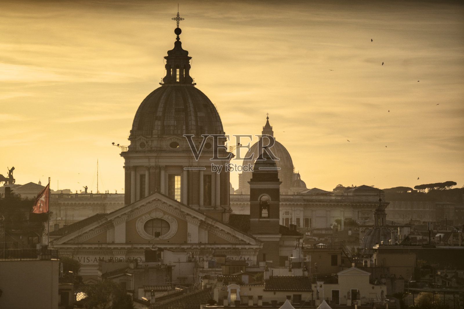 日落时的罗马城市景观，穹顶和天际线:意大利最好的照片摄影图片