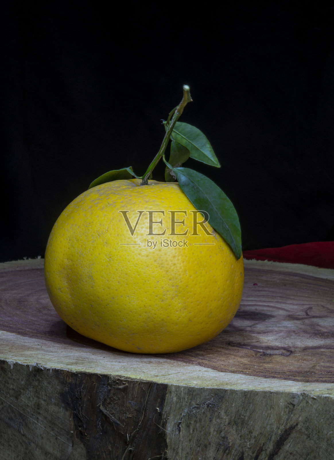 特写照片的灰色水果在木制背景与复制空间照片摄影图片