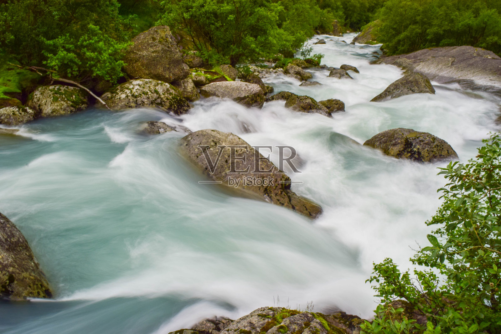 位于布里克斯达尔斯布林(布里克斯达尔)冰川路径附近的河流模糊的运动。Jostedalsbreen国家公园。挪威。照片摄影图片