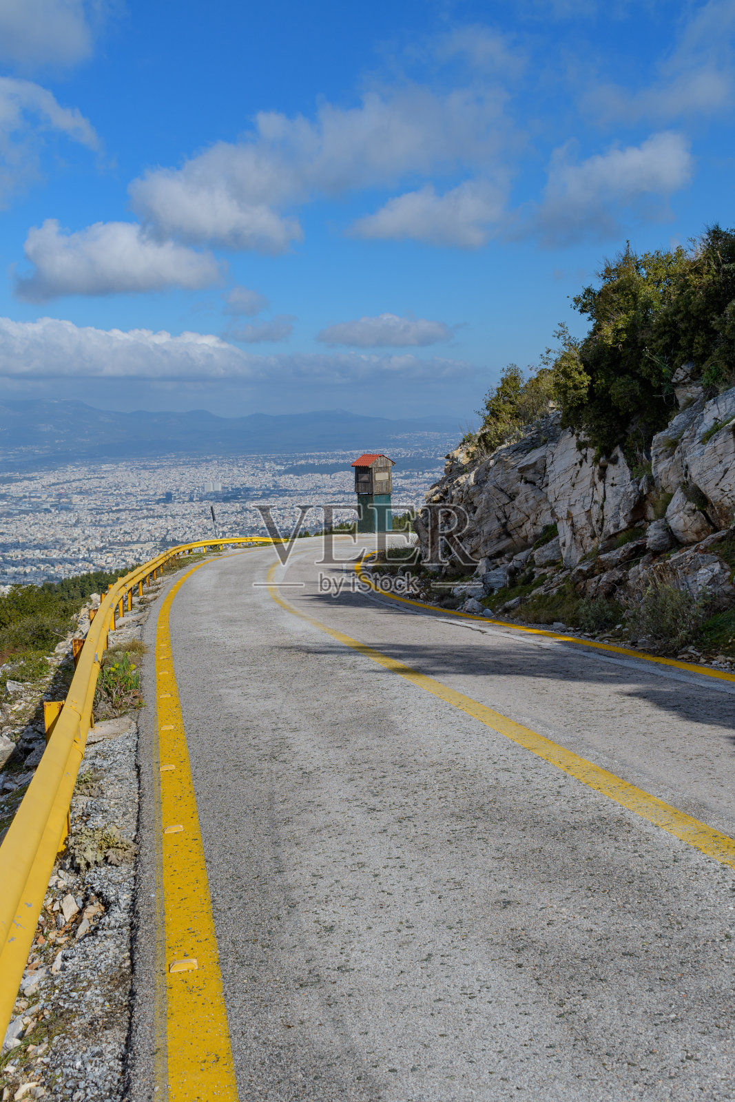 伊米托斯(Ymittos)山路上有黄色护栏照片摄影图片