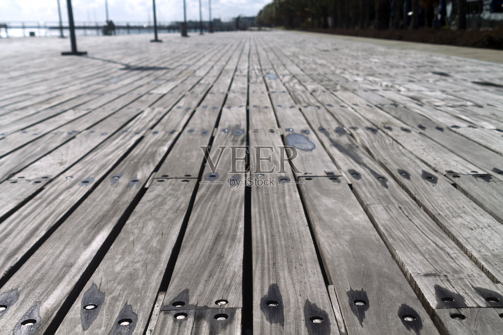 海上码头上的木板栈道照片摄影图片