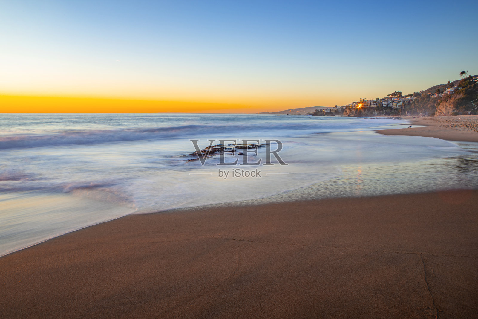 长时间暴露在海滩上的水在日落照片摄影图片