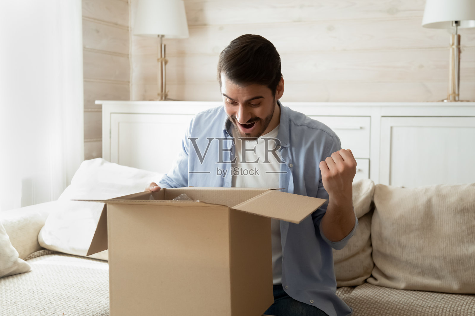 对网上购物感到兴奋的快乐男性顾客照片摄影图片