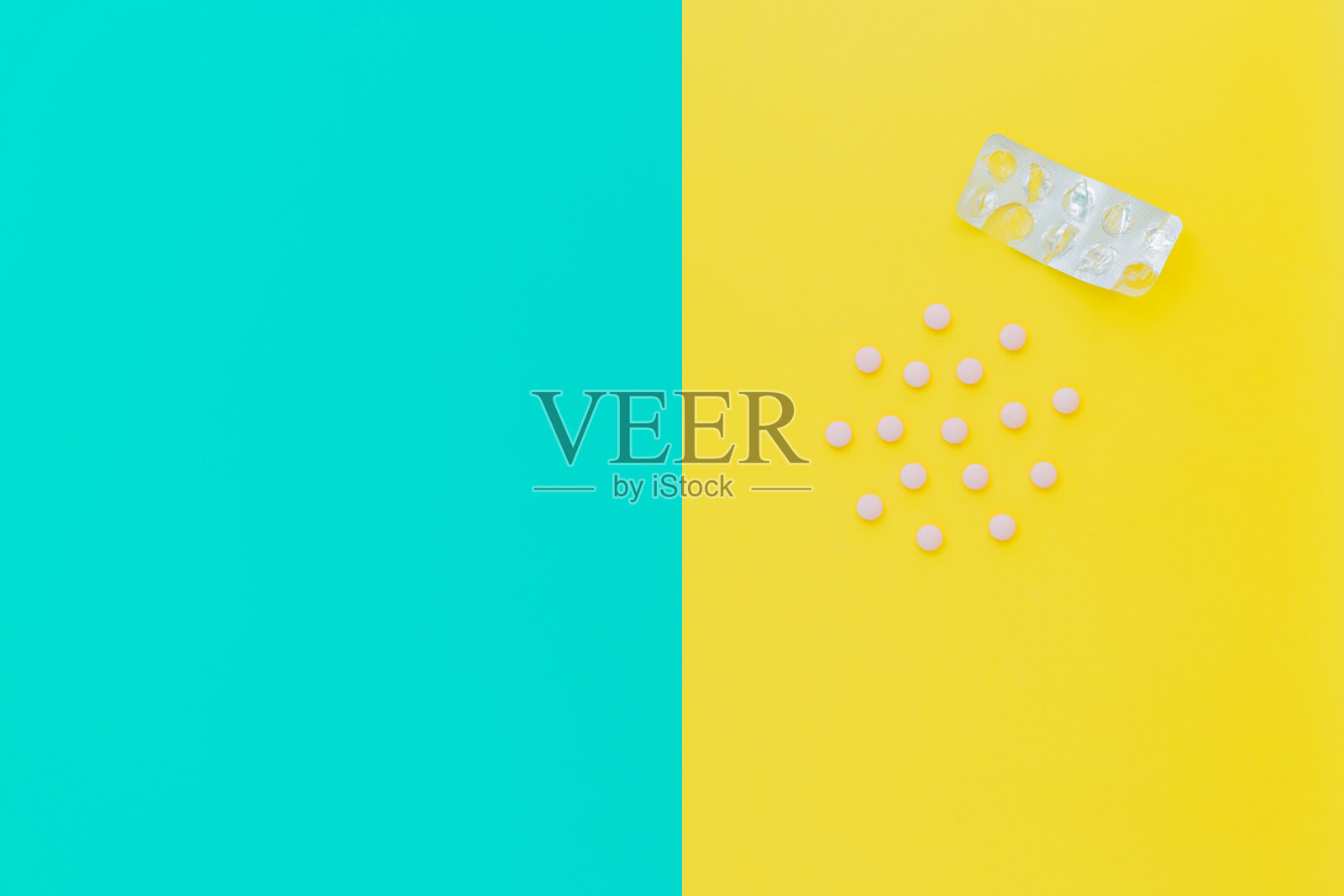 平铺粉红色药丸在水泡。明亮的蓝色黄色夏季概念背景。止痛药，治疗头痛和腹痛。缓解压力，问题，焦虑，担忧的药片照片摄影图片