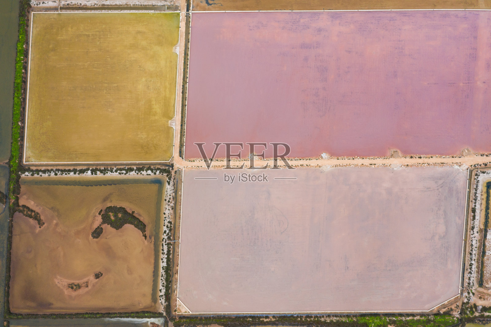 盐蒸发池，盐池或盐厂附近的科洛尼亚德圣霍尔迪照片摄影图片