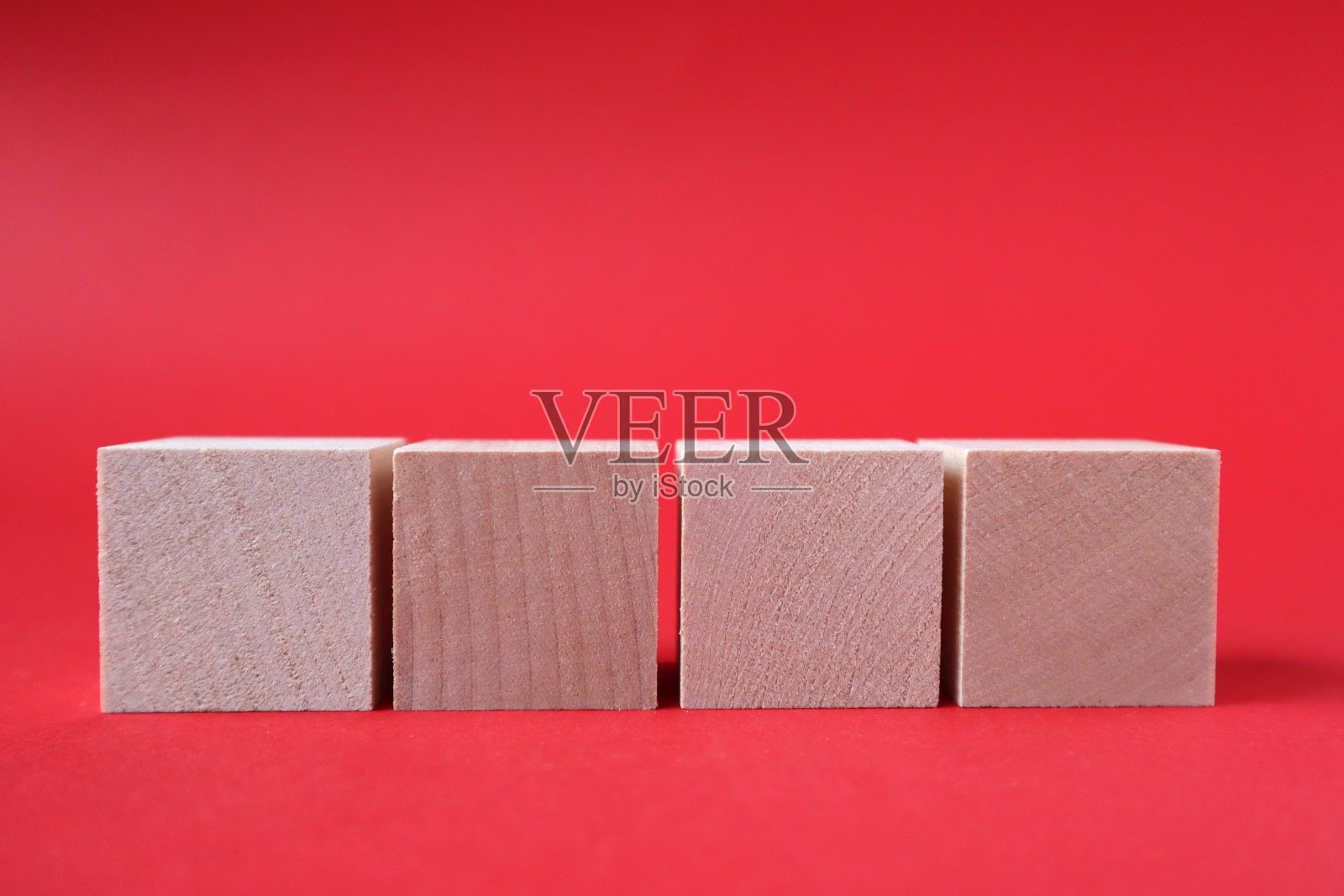 红色背景上有几个空的木方照片摄影图片