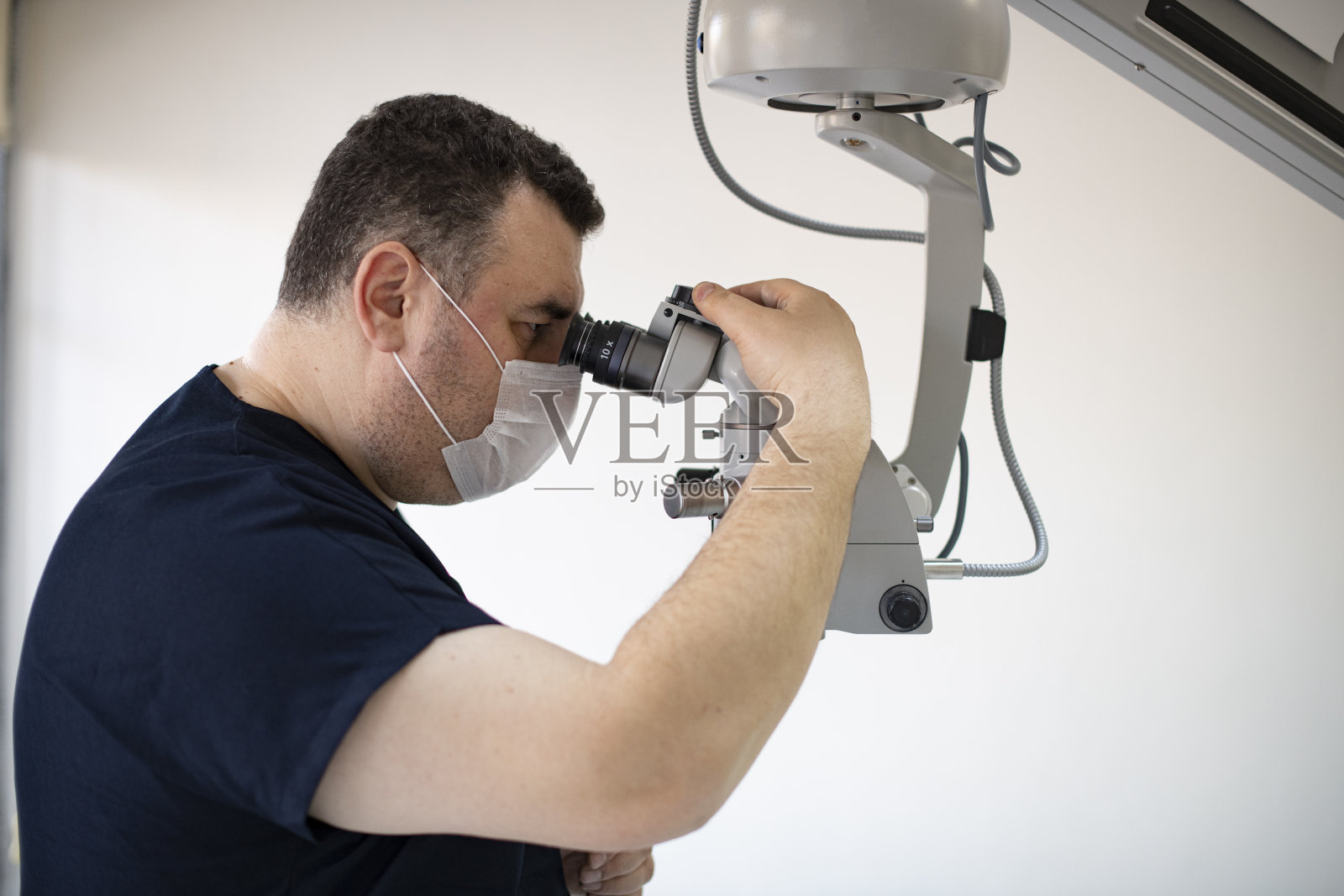 医生使用手术显微镜照片摄影图片