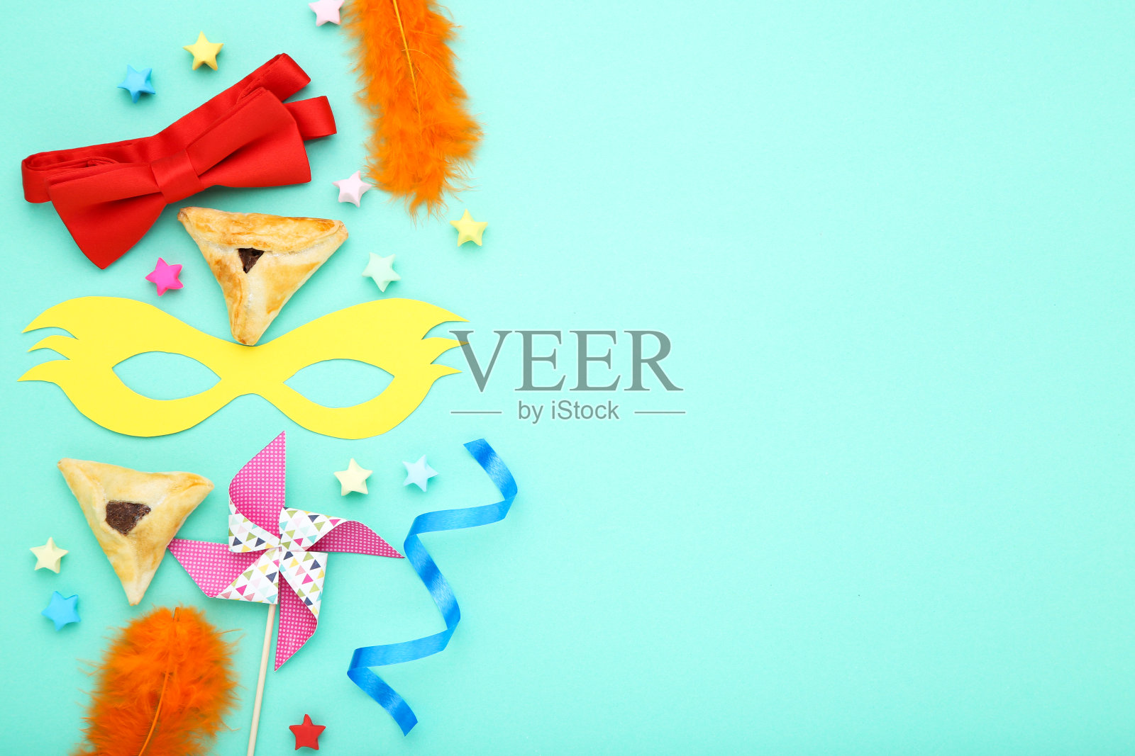 普林节节日组成。蓝色背景上的派对用品饼干照片摄影图片