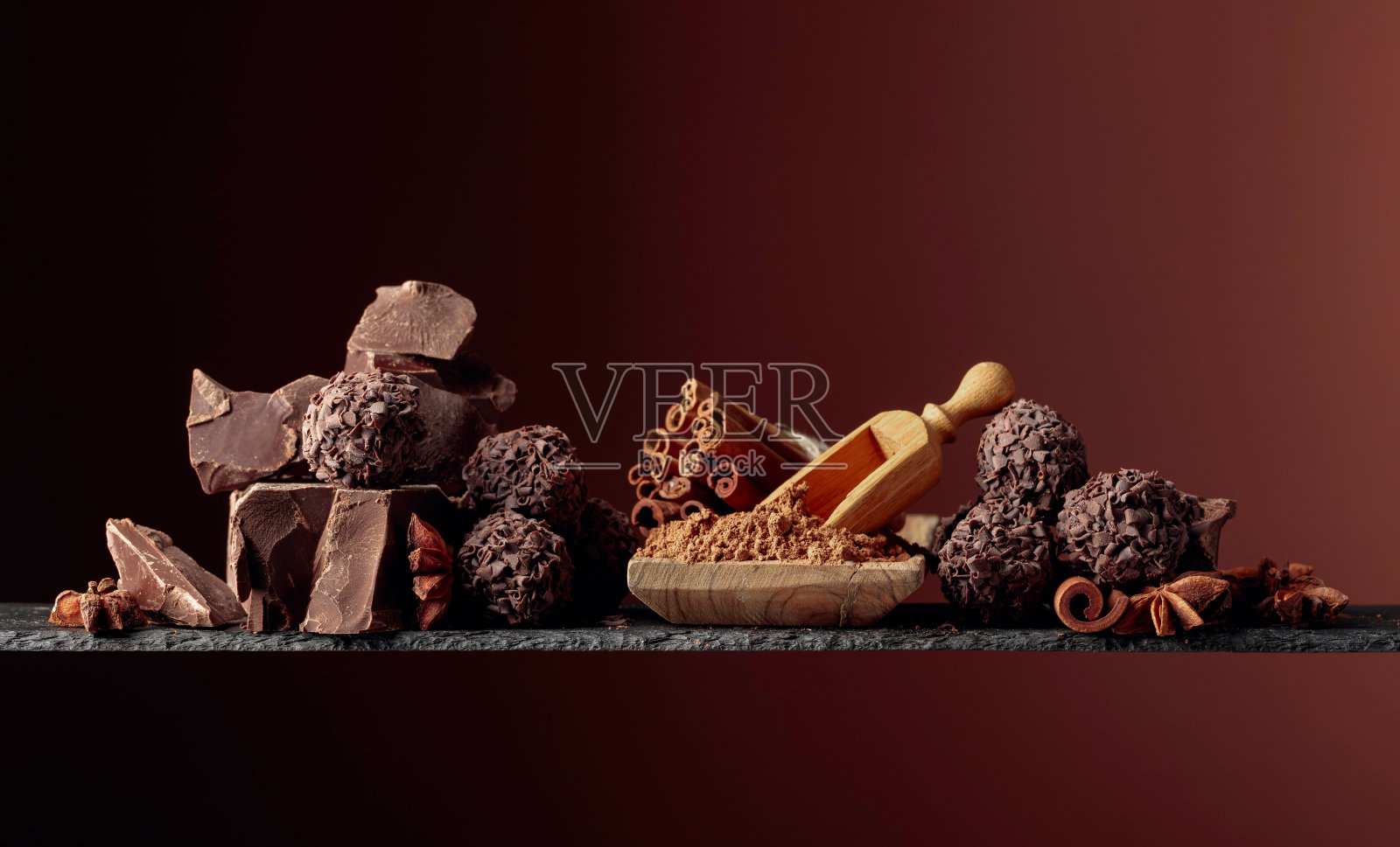 松露巧克力和碎巧克力。照片摄影图片