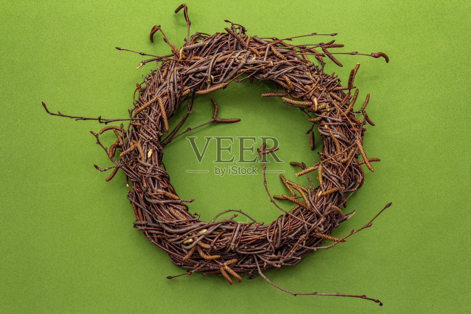 桦树枝编成的柳条花环。复活节零浪费，DIY概念。设计元素及装饰照片摄影图片