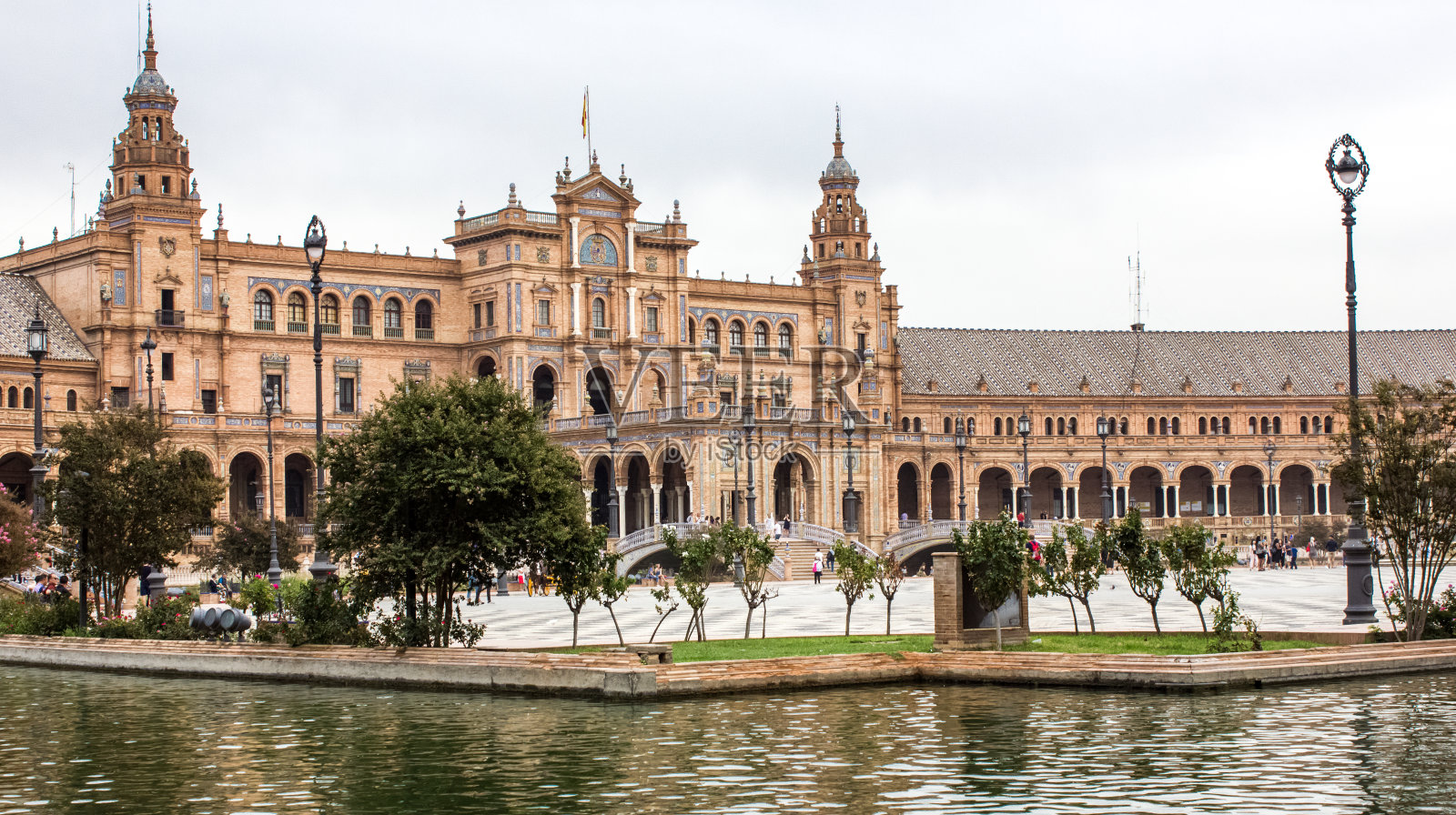 西班牙塞维利亚广场的彩色景观照片摄影图片