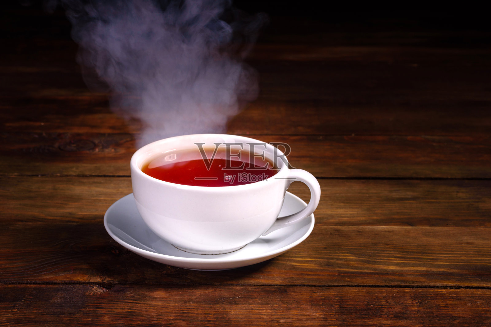 一杯刚泡好的红茶，冒着蒸汽照片摄影图片