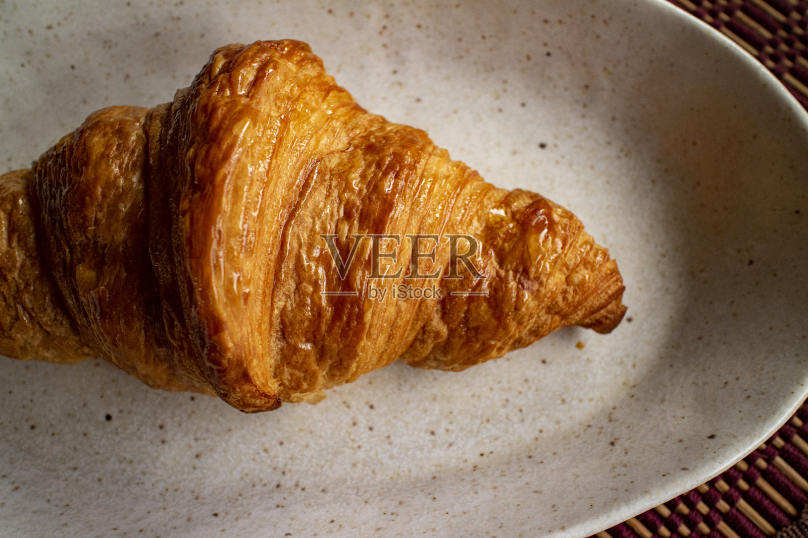 陶瓷盘子里的美味羊角面包照片摄影图片