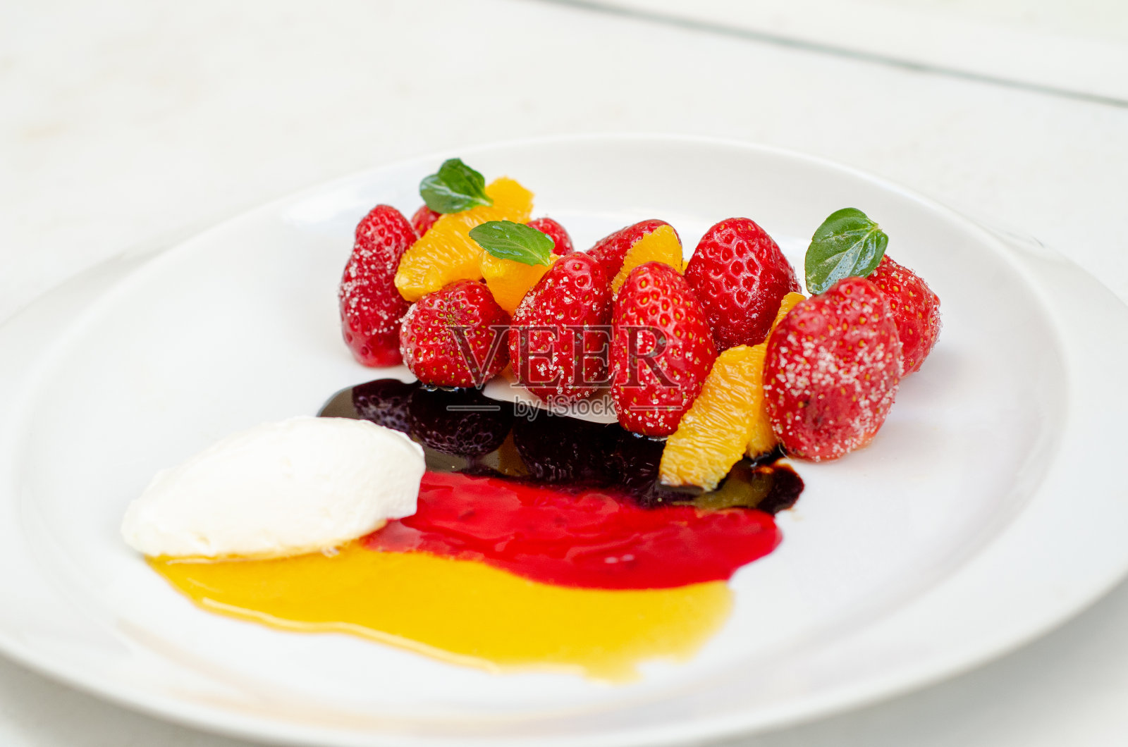 白色盘子里五颜六色的草莓冰淇淋照片摄影图片